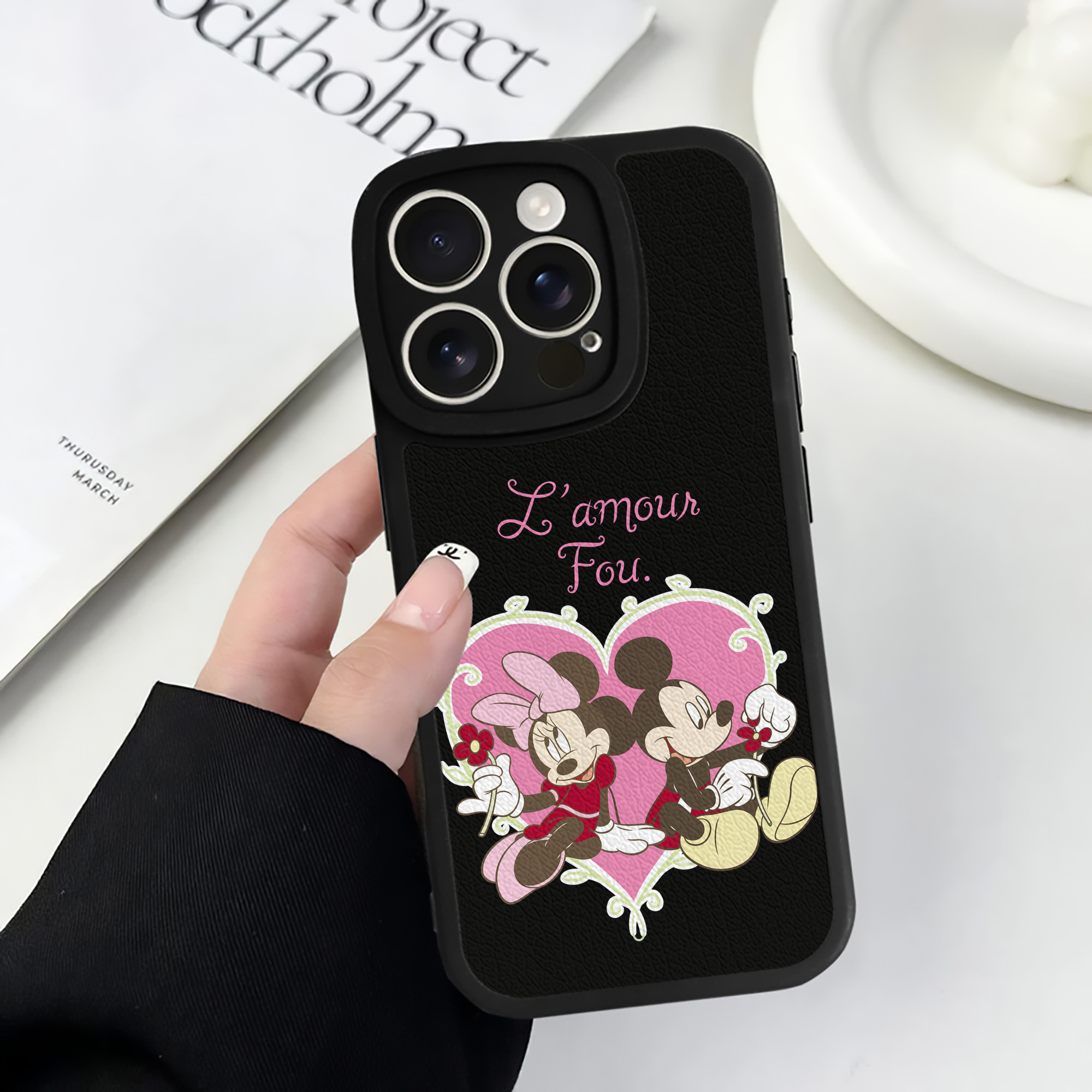 （画像用） ミッキーマウス Mickey Mouse 【iPhone 16シリーズ対応】シリコンスマホケース（レザー調） 材質：シリコン